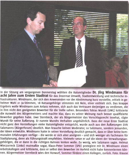 Sterneck berreicht die Urkunde zum Wahlbeamten an Windmann