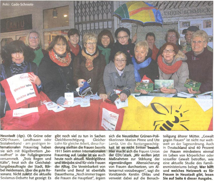 Mit Bgelbrettern "bewaffnet": Frauen kmpfen fr ihre Rechte (Bild und Texte)