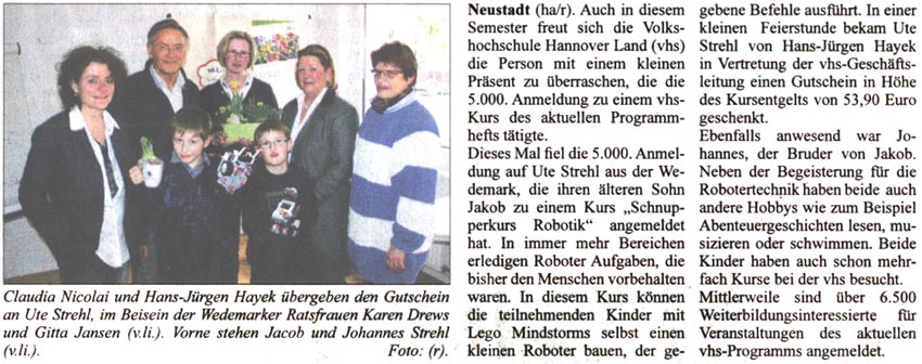 vhs beschenkt Anmeldejubilarin mit Gutschein (Text und Bild)